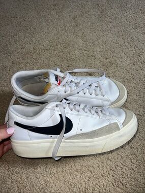 Nike White Low-Top Sneakers with Black Swoosh